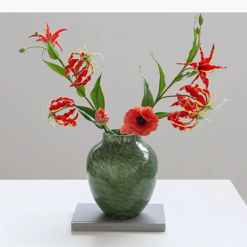 Vase en verre vert peint