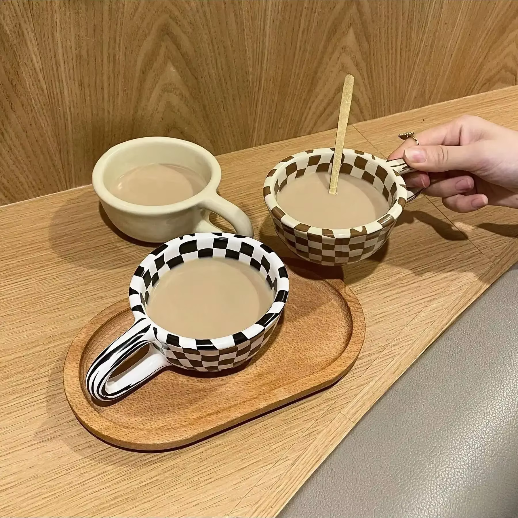 Tasse à café en céramique en damier