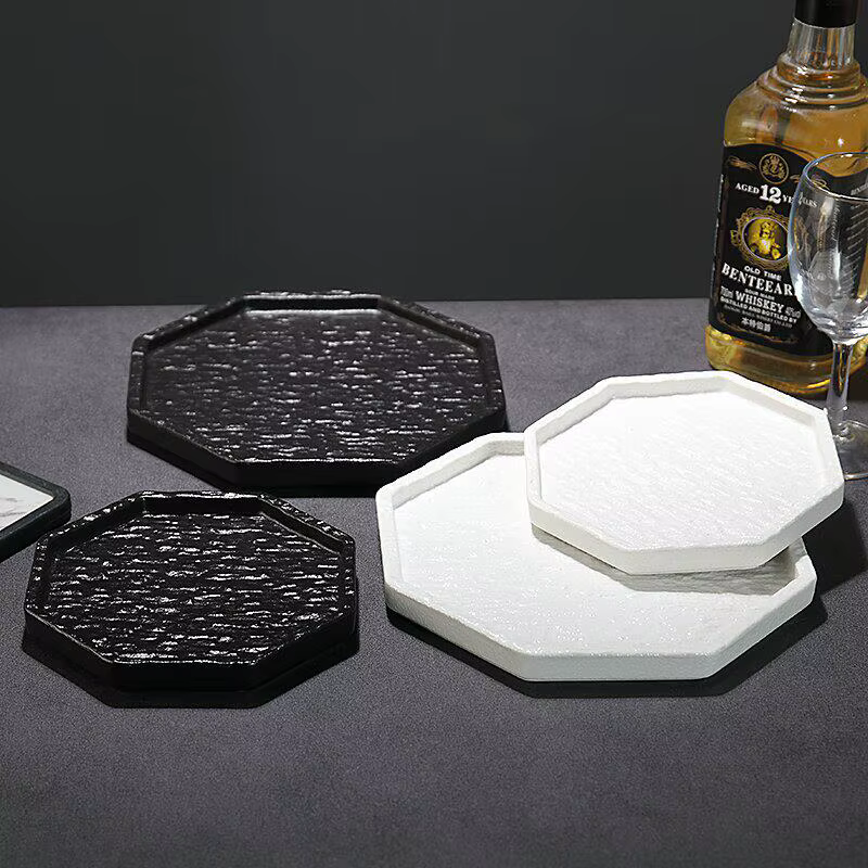 Assiette octogonale noire et blanche de luxe