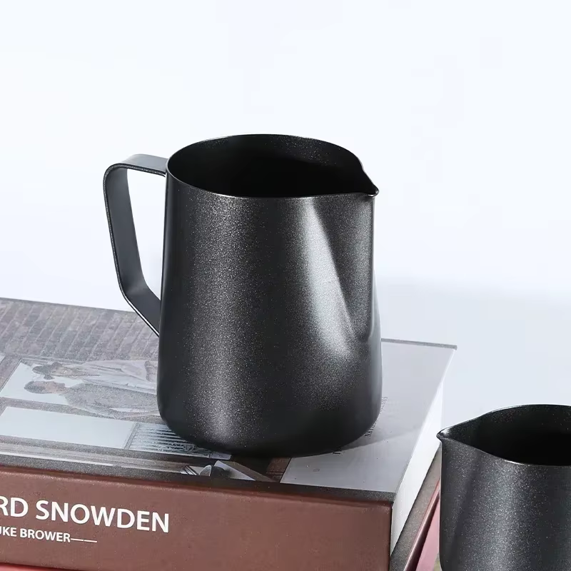 Tasse à latte art noire épaisse 350/600 ml avec bec verseur