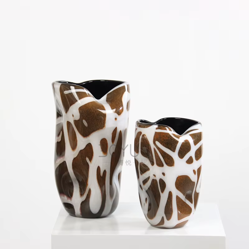 Vase en verre les rayures brunes sont géométriques irrégulières
