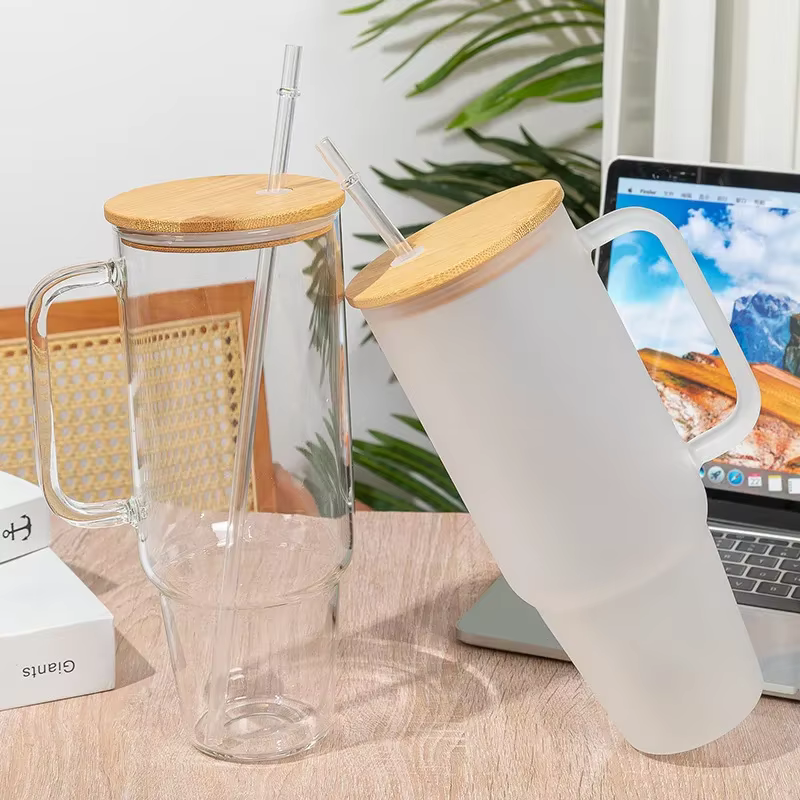 Tasse en verre avec poignée et couvercle en paille