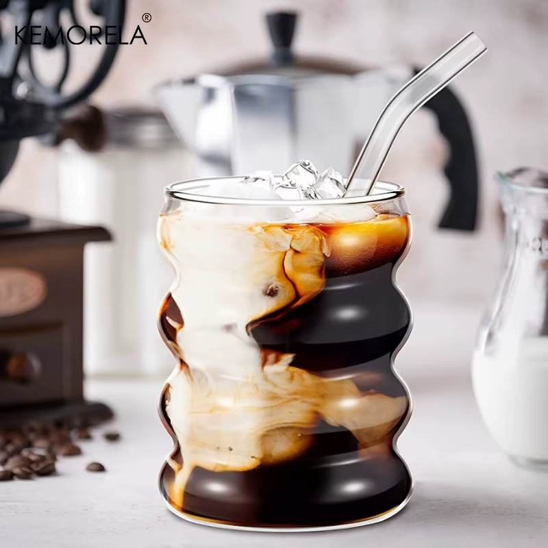 1/2 tasses à café en verre avec pailles
