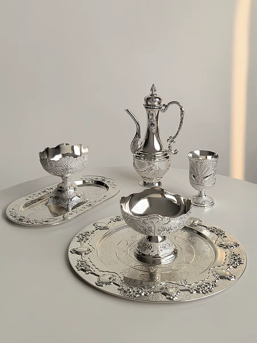 Assiette ronde paon en argent galvanisé