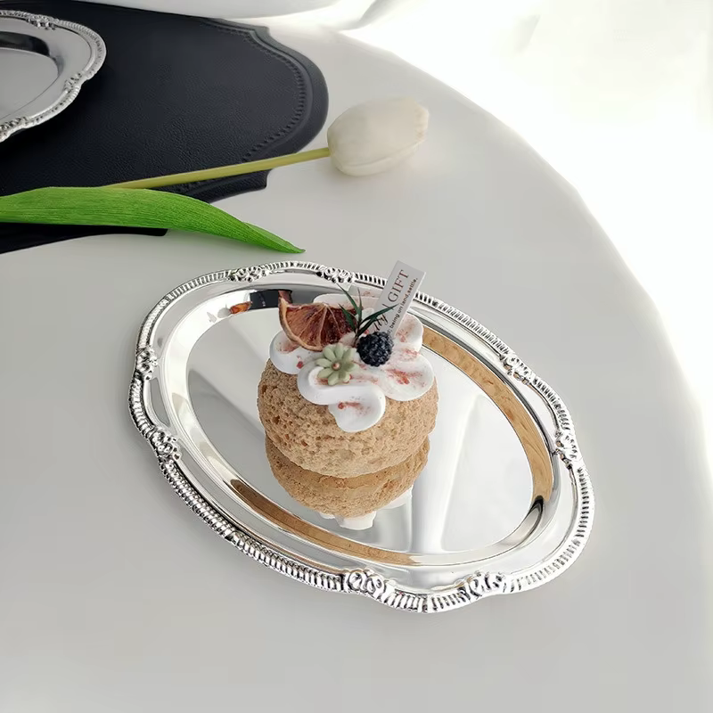 Plateau de service vintage en argent gaufré pour desserts