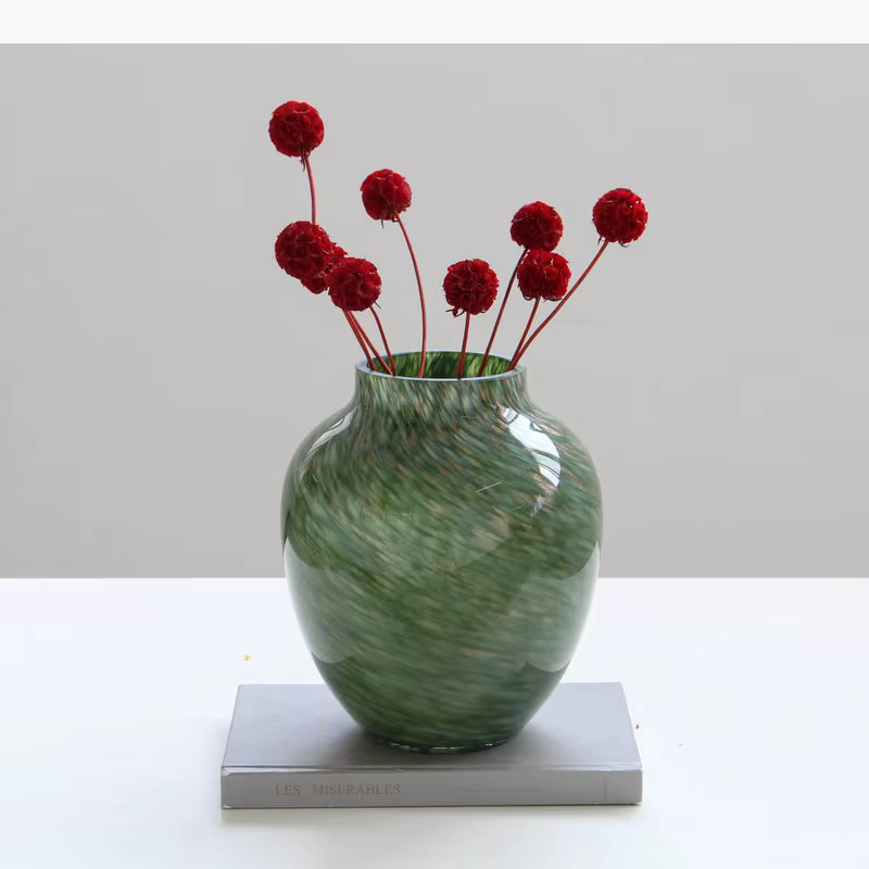 Vase en verre vert peint