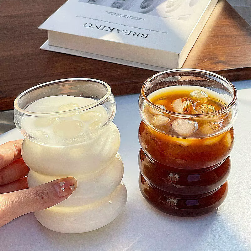 Tasse en verre ondulé domestique
