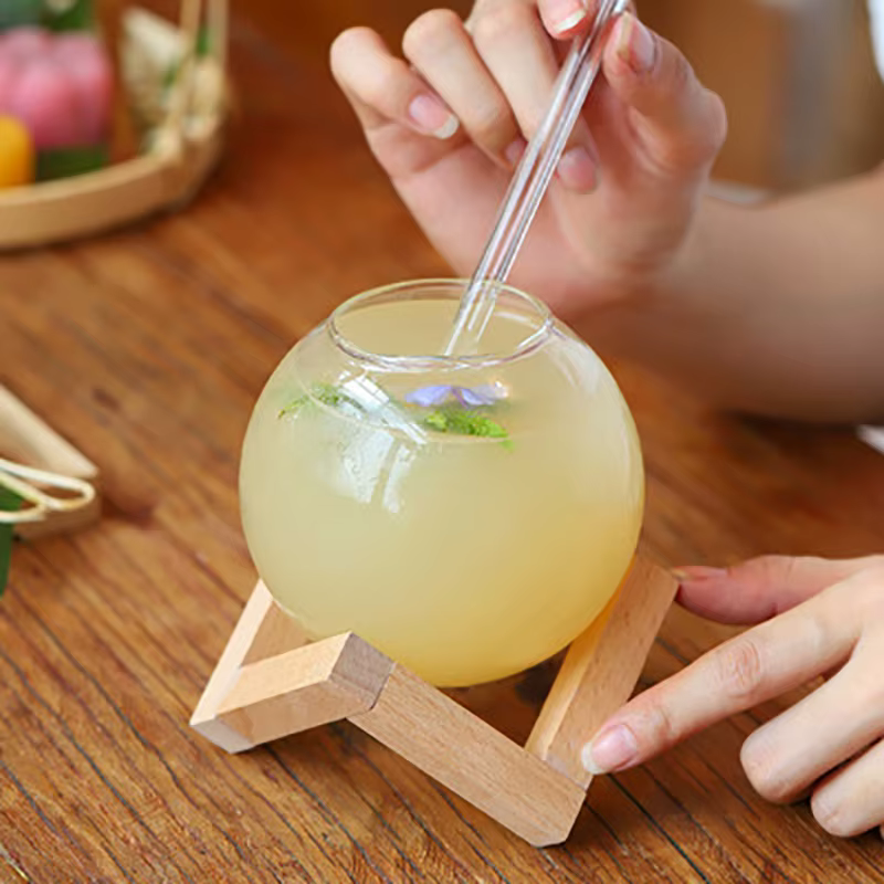 Verre à cocktail avec support en bois