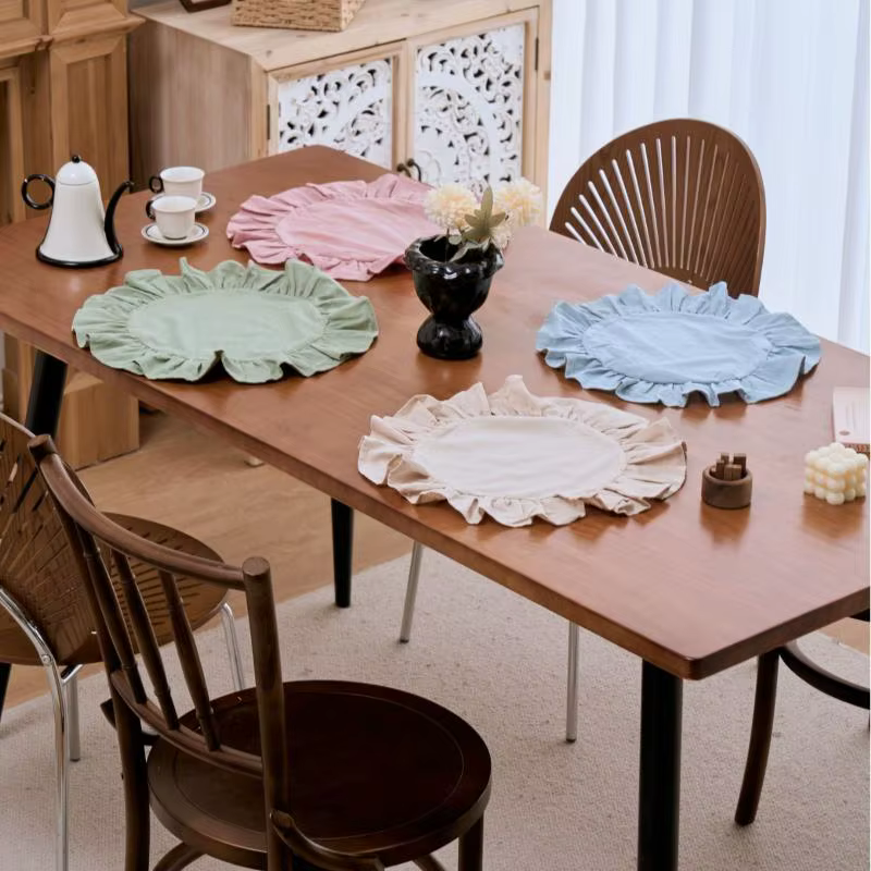 Set de table rustique rond de couleur unie avec bord festonné