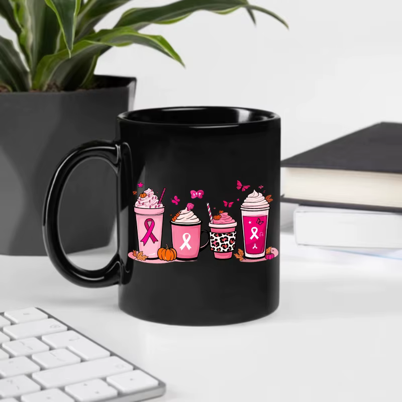 Tasse à café noire avec ruban rose et boisson tombante pour la sensibilisation au cancer du sein et la saison d'automne