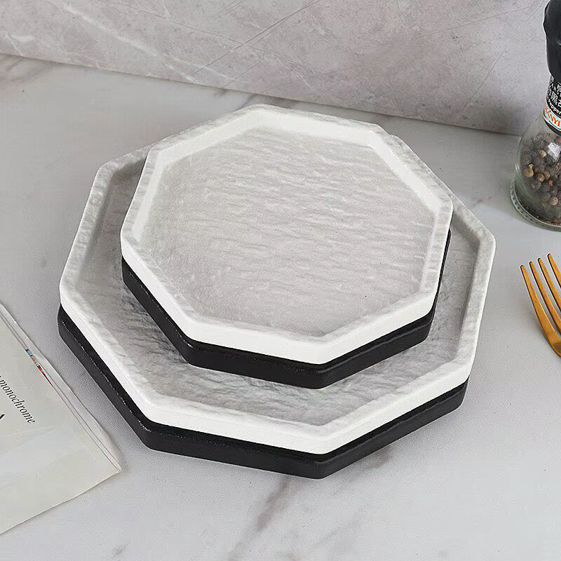 Assiette octogonale noire et blanche de luxe