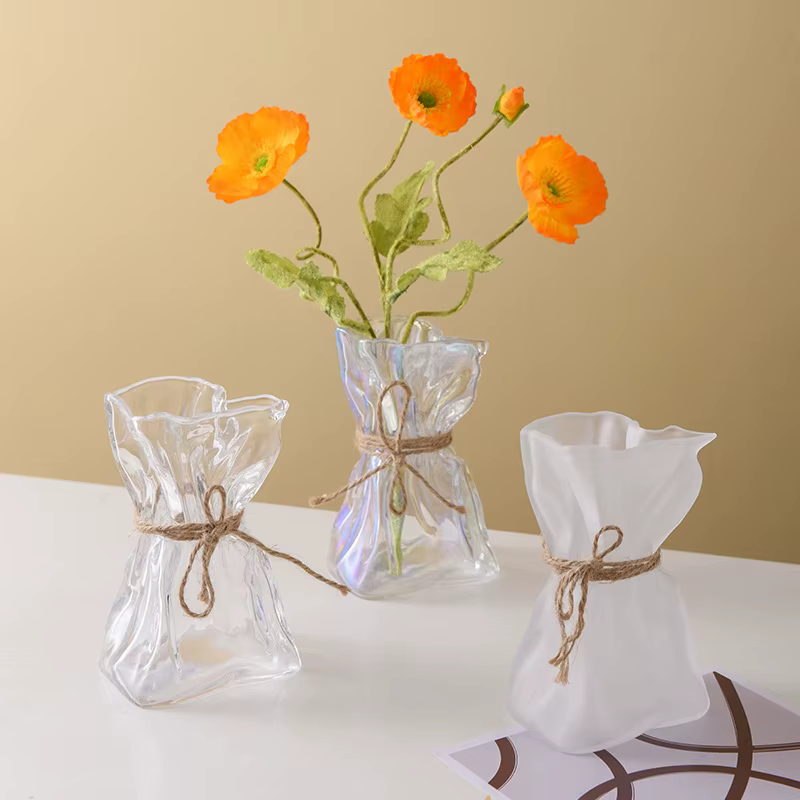 Vase en verre transparent irrégulièrement plié