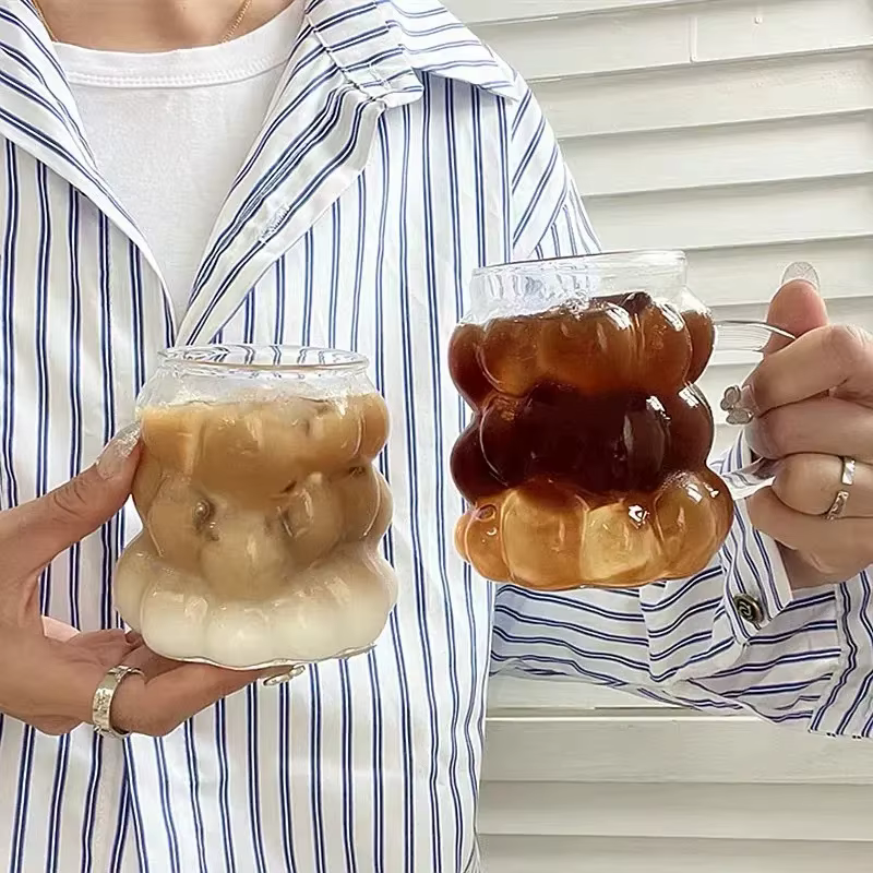 Tasse à café en verre de raisin