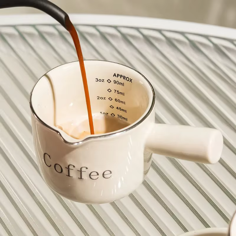 Petite tasse à lait en céramique pour café expresso