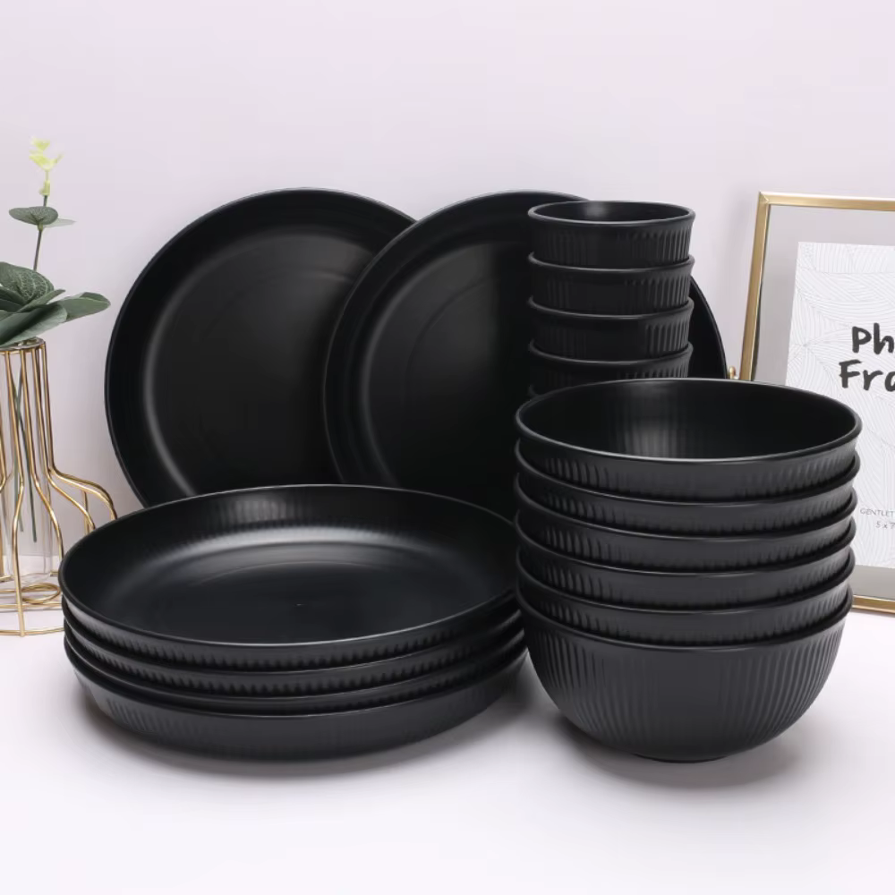 Ensemble de couverts en plastique noir