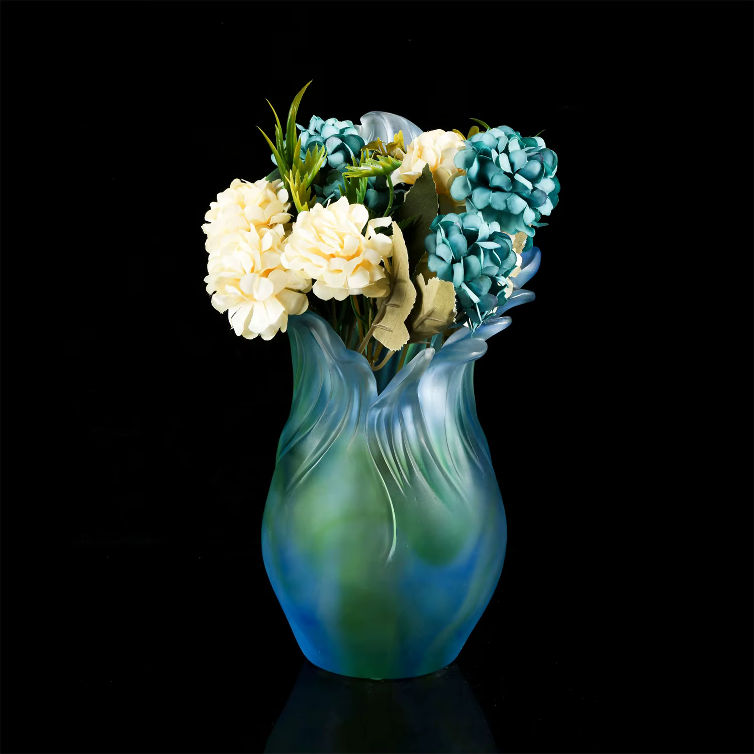 Un vase joliment conçu en verre de cristal coloré.