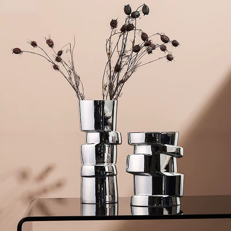 Vase en verre argenté, forme géométrique tordue