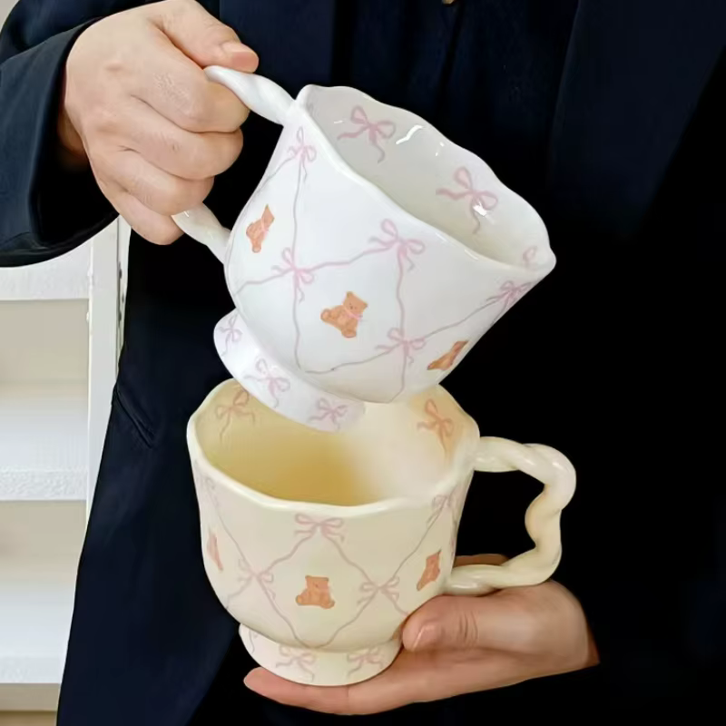 Tasse à café en céramique avec nœud rose