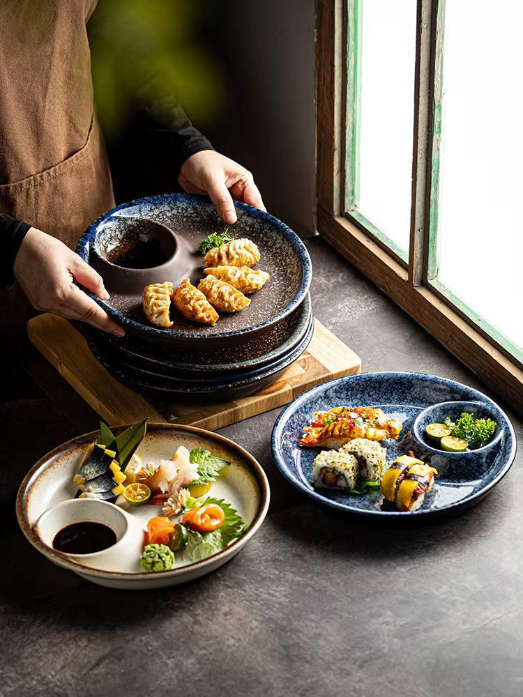 Assiette à boulettes de style japonais avec assiettes