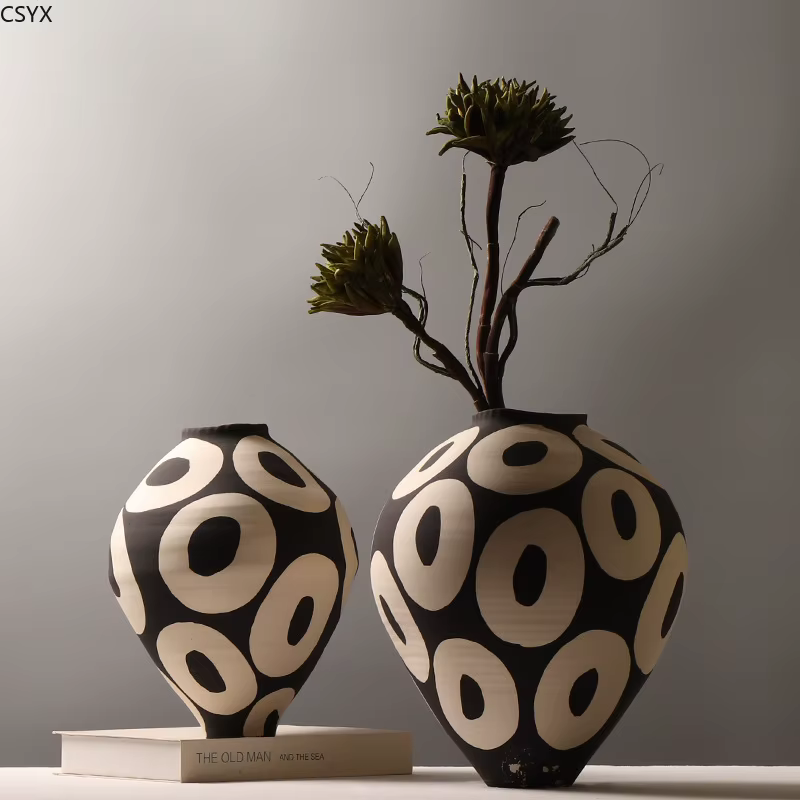Vase en céramique cercles géométriques dessinés à la main