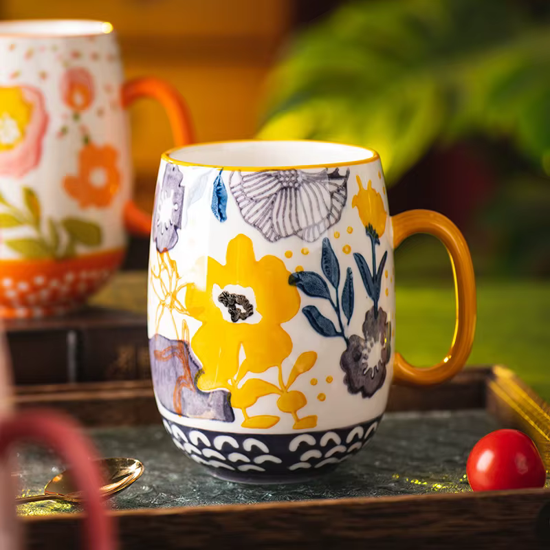 Tasse à café en céramique rétro dessinée à la main