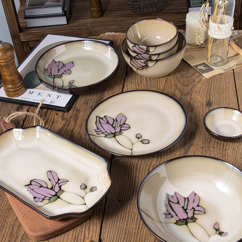 Assiette à fleurs en céramique peinte à la main