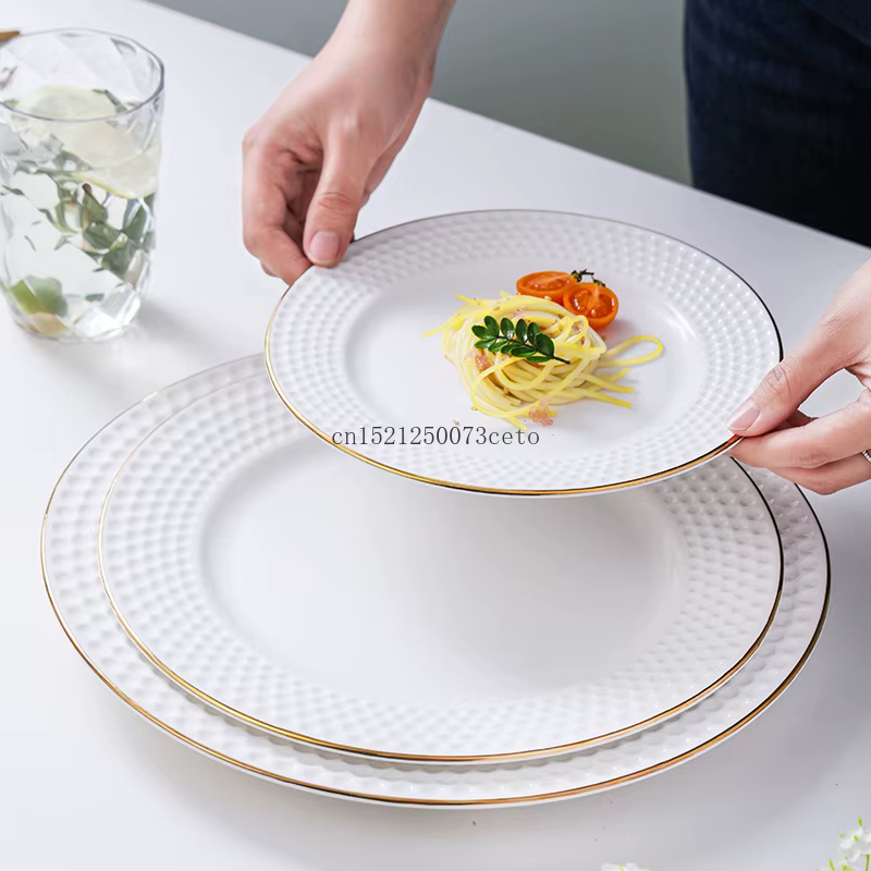 Assiette en céramique à bords dorés de style européen