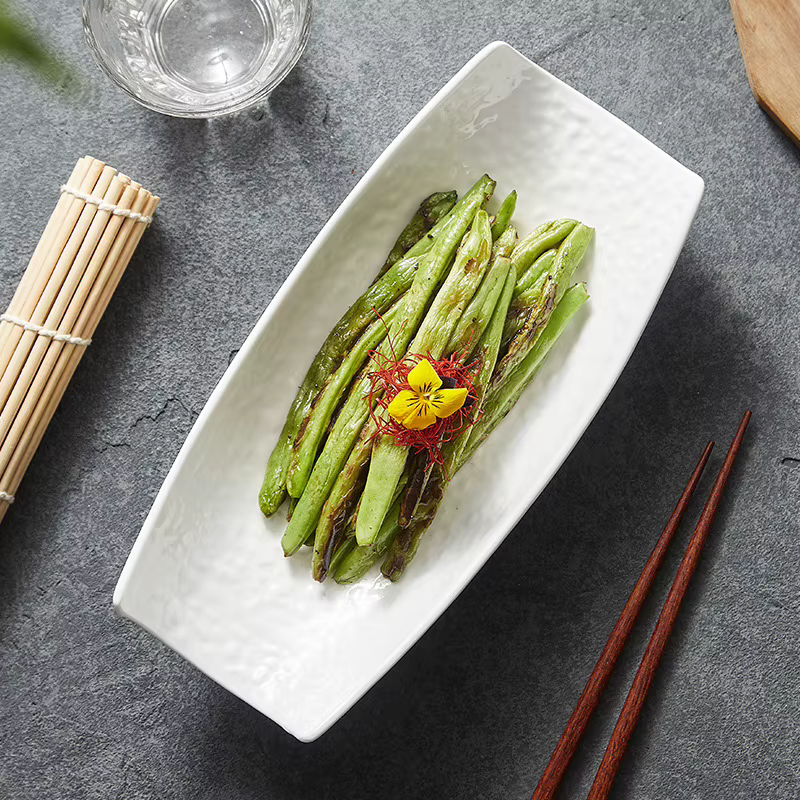 Filles à salade de légumes en céramique blanche