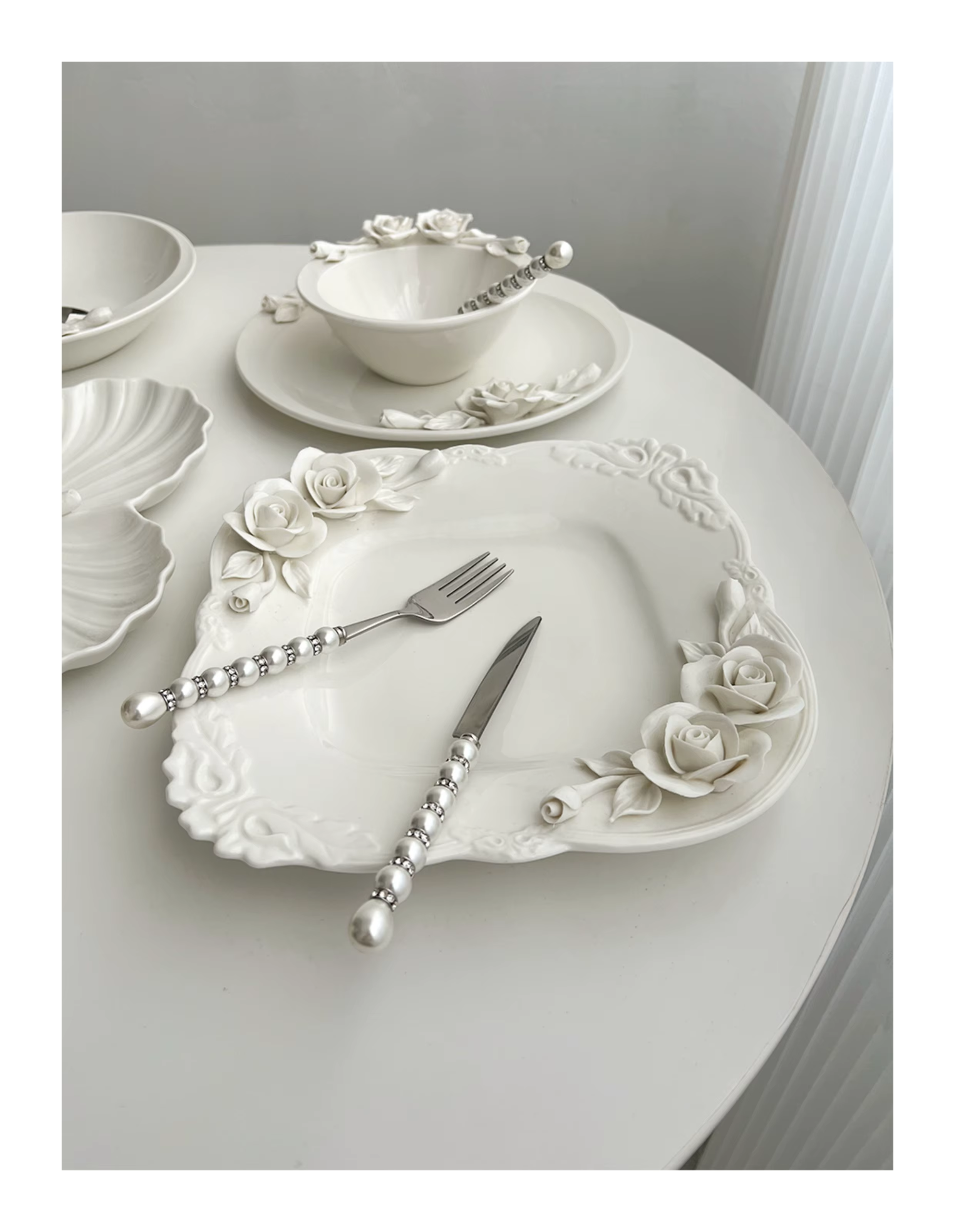 Bol à fleurs, assiette