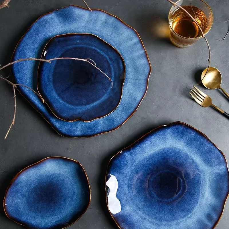 Assiettes en céramique bleu profond