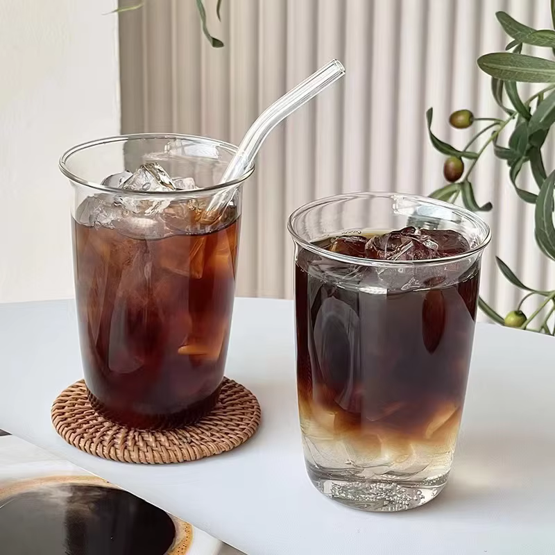 Verre à whisky transparent avec vue sur la montagne