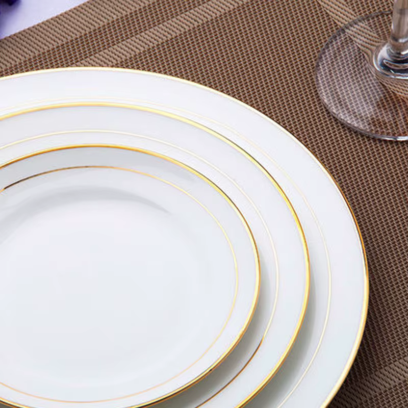 Assiette à dîner en porcelaine blanche