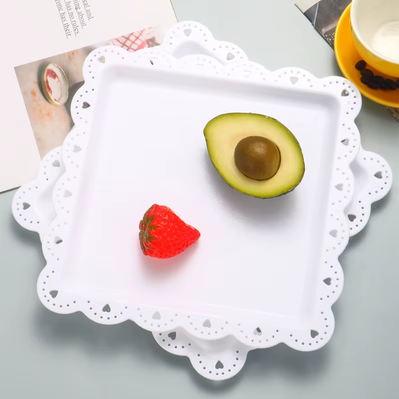 2 assiettes à dessert carrées ou rectangulaires