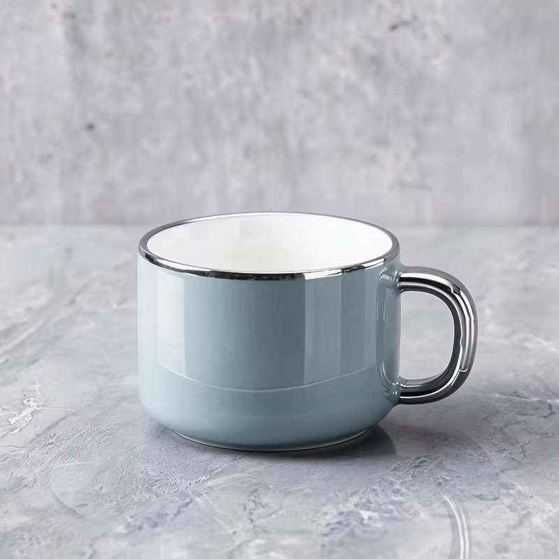 Tasse à café en céramique de 250 ml avec un élégant design à bord argenté