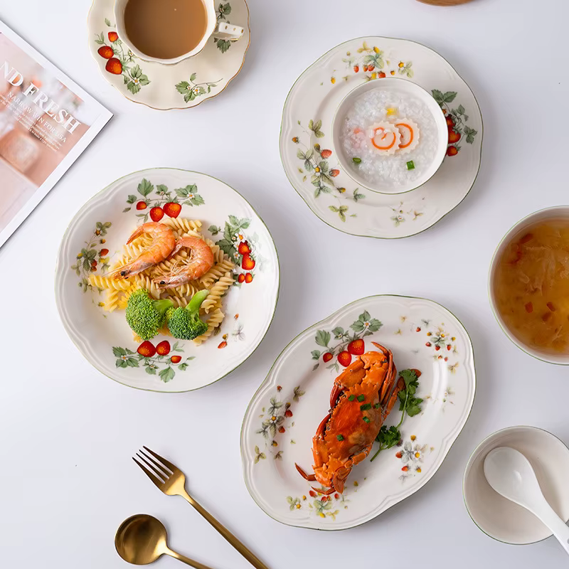Ensemble d'assiettes et bols rétro aux fraises