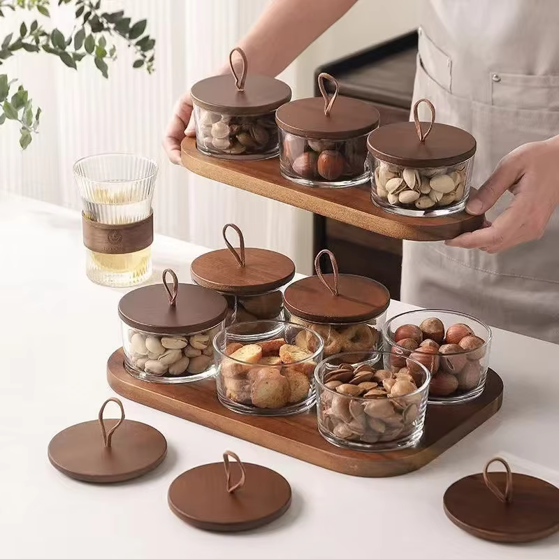 Assiette de fruits secs en verre avec couvercle en bois