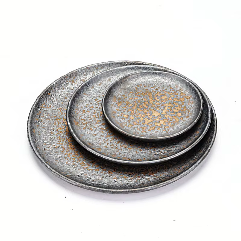 Assiette peu profonde à motif de marteau en grès