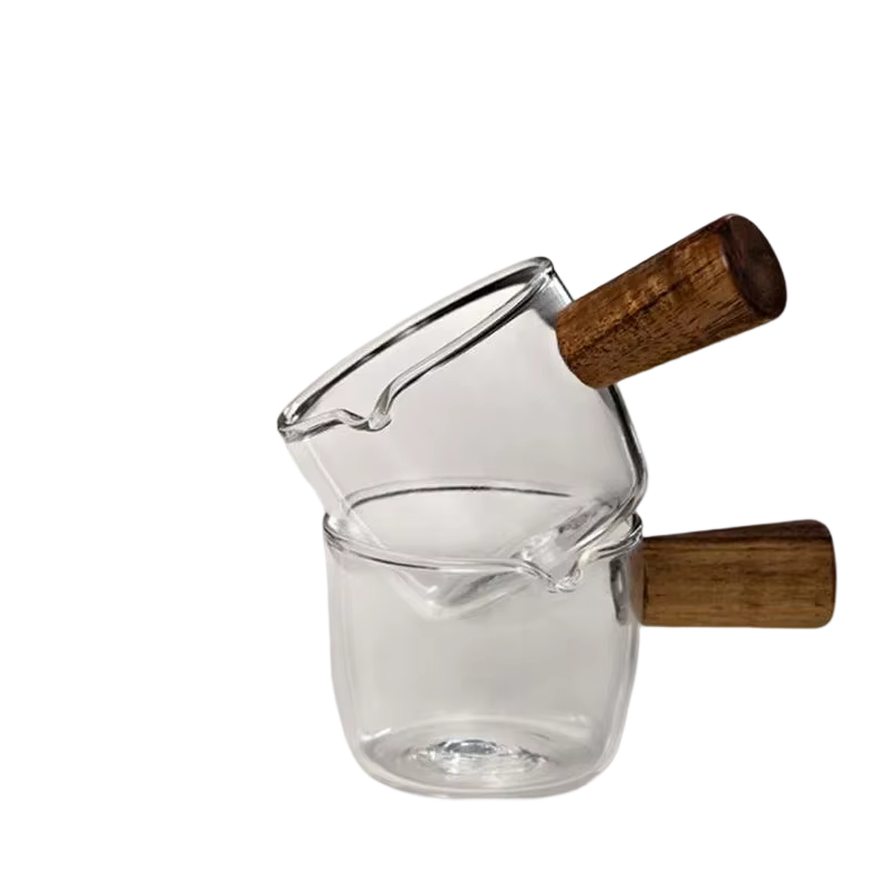Tasse à café en verre avec manche en bois