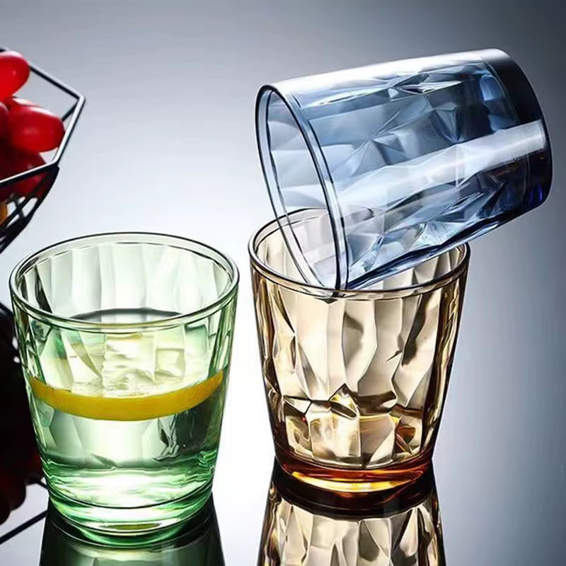 Verres à vin en plastique