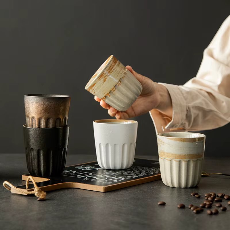 Tenir une tasse à café