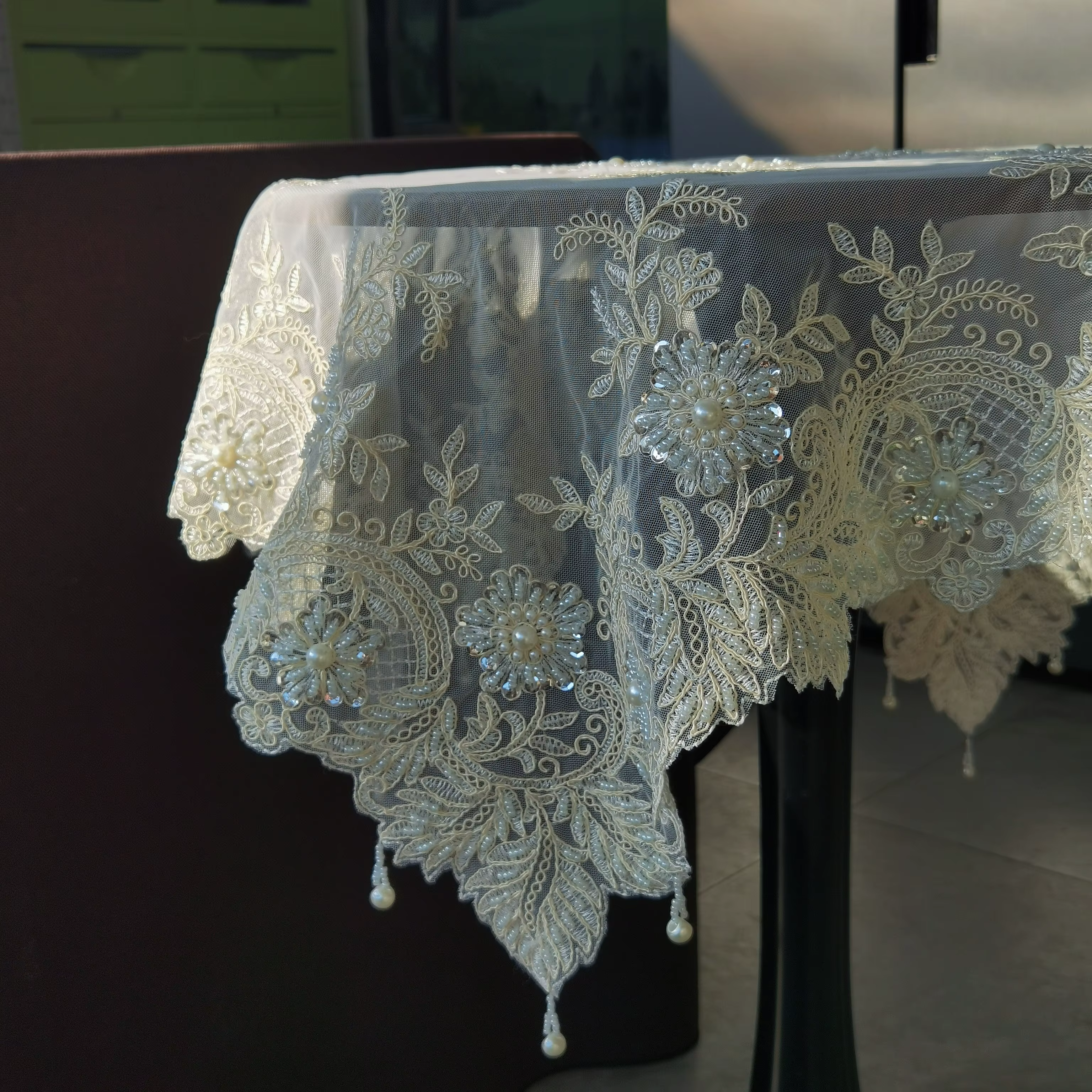 Nappe carrée beige brodée de perles
