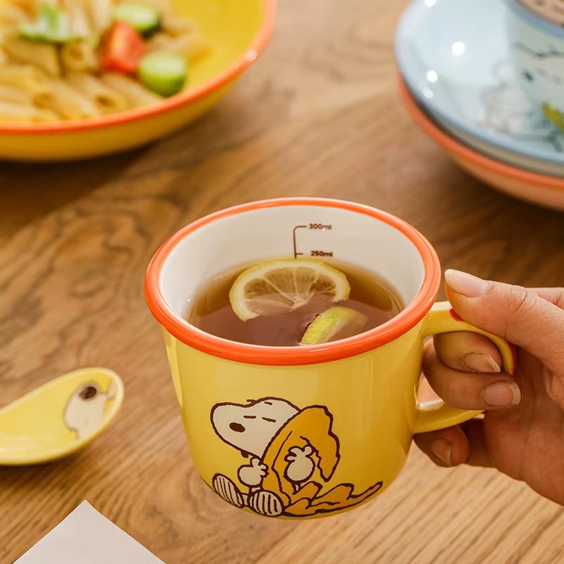 Nouveau 4 pièces tasse à eau bol à riz assiette à salade cuillère à soupe Kawaii dessin animé Snoopy ensemble en céramique ustensiles de cuisine enfants cadeau d'anniversaire
