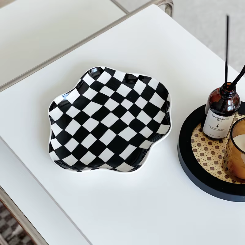 Assiettes et plats en céramique à carreaux irréguliers