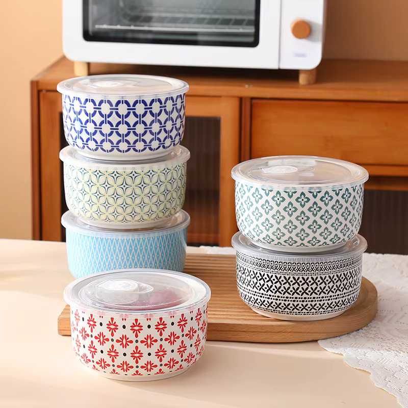 Filles en céramique avec couvercle en porcelaine