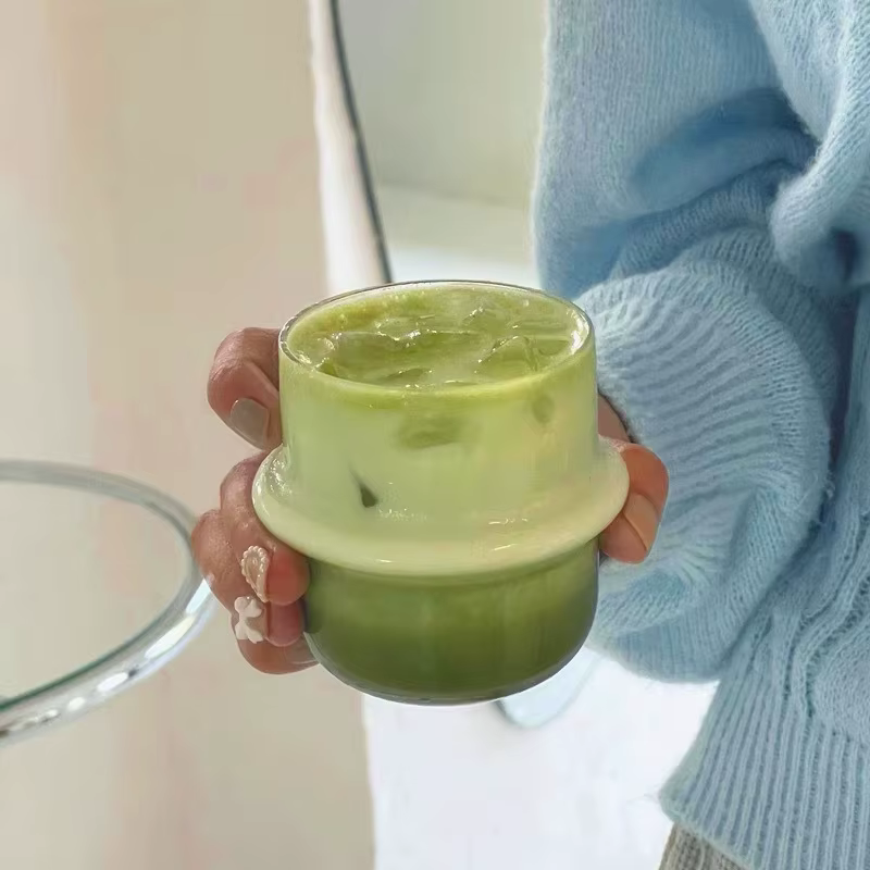 Tasses en verre à café au lait