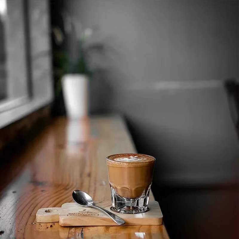Tasse à café blanche plate