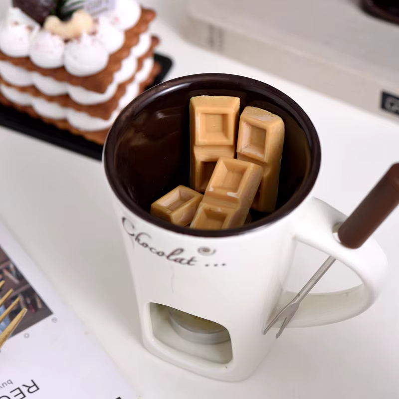 Tasse à café en céramique avec fourchette