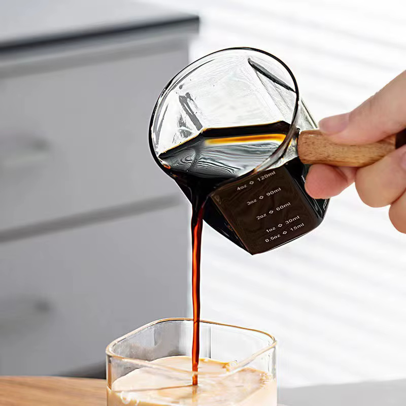 Tasse à mesurer expresso en verre avec manche en bois hexagonal de 120ml