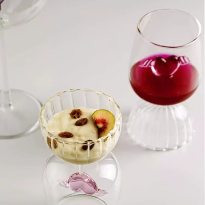 Verre à vin rouge rayé en forme de cœur