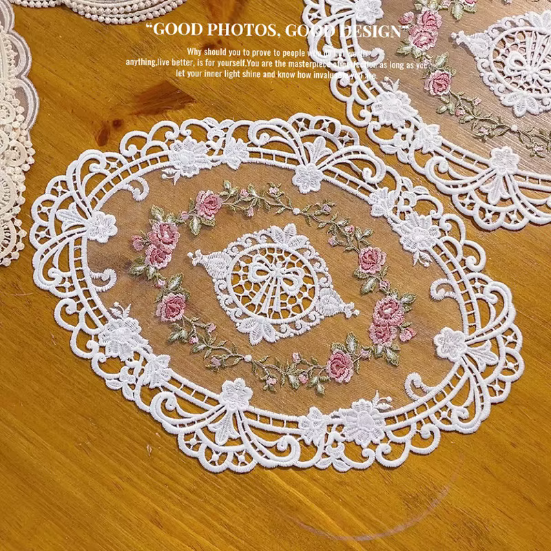 Nappe brodée rétro en dentelle